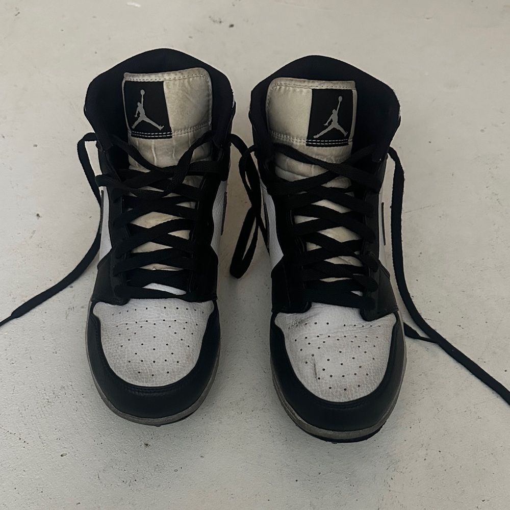 Jordan 1  Men's Cleats  in Black and White
Most offers accepted!!!